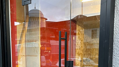 Give your new shopfront the Modern & Chic look with Toughened Glass frameless doors that can be fitted with a variety of options, including automatic door mechanisms and other fittings.